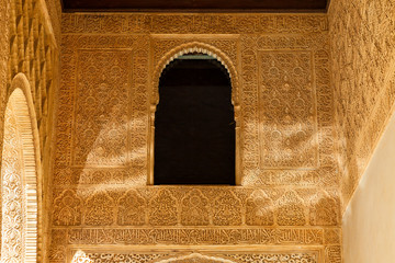 Fototapete - Alhambra de Granada. Islamic reliefs in Comares Tower. Pond wate