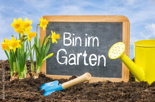 Schild im Blumenbeet - Bin im Garten - kaufen Sie dieses ...