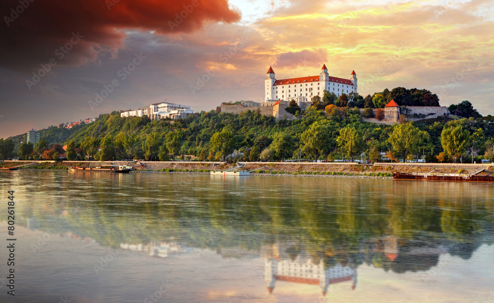 Obraz na płótnie Bratislava castle at sunset, Slovakia w salonie