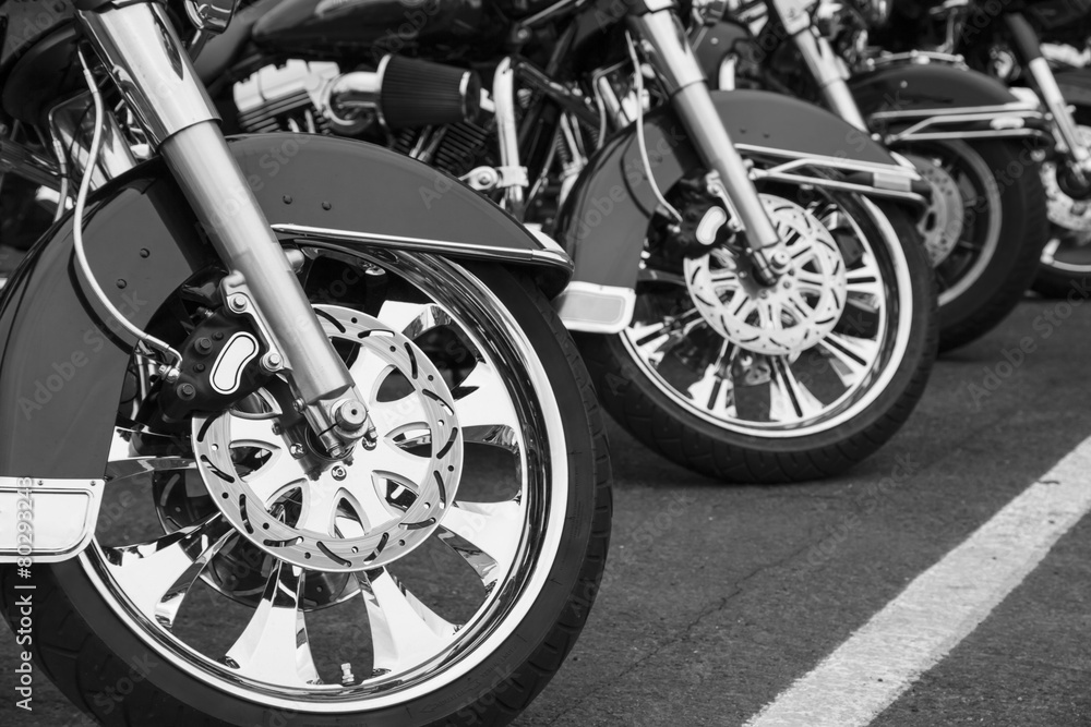 ustawione-motocykle-w-rzedzie-czarno-biala-fotografia