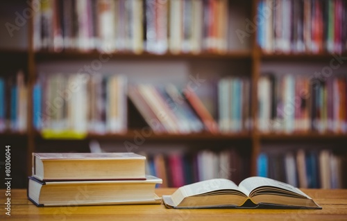 Cuadros en Lienzo Libros en el escritorio en la biblioteca