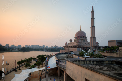 Fotografia, Obraz Putra Mosque, Putrajaya, Malaysia on sunset moment