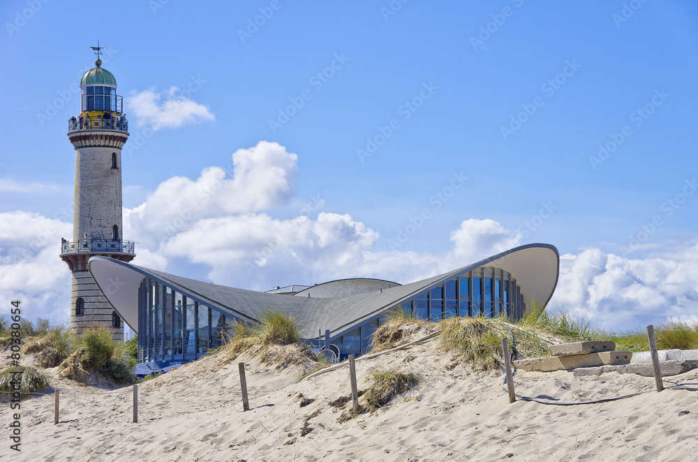 Teepott und Alter Leuchtturm Rostock-Warnemünde, Mecklenburg-Vorpommern, Ostee, Deutschland - obrazy, fototapety, plakaty 