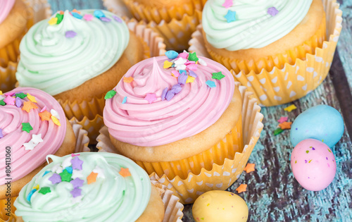 Cuadros en Lienzo Pastel Easter cupcakes with candy and sprinkles