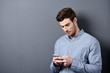 © contrastwerkstatt - mann tippt auf seinem smartphone
