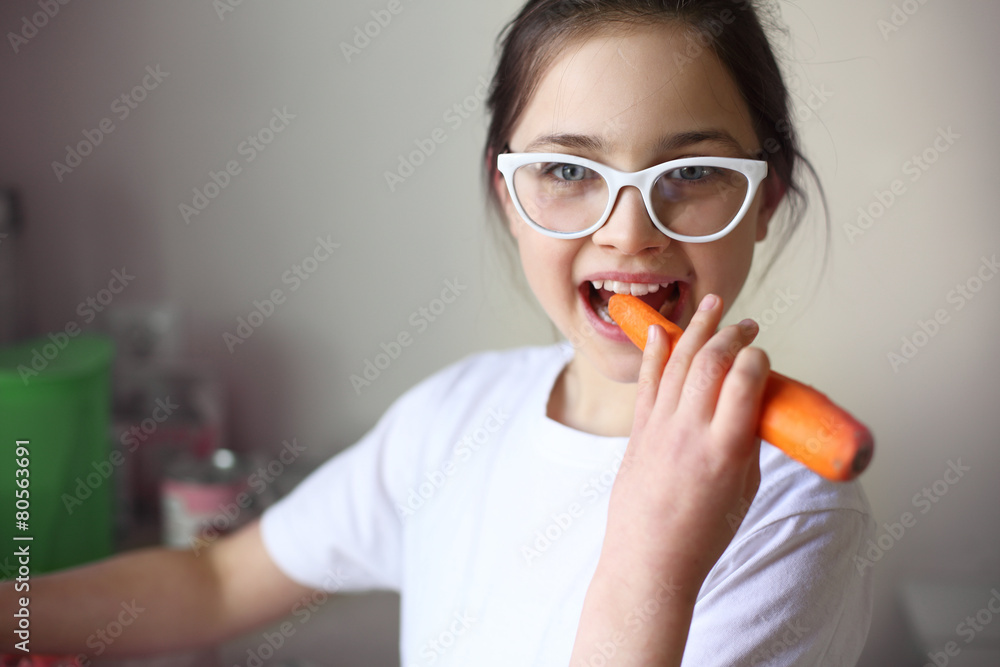 Zdrowa dieta dziecka. Dziewczynka je marchewkę - obrazy, fototapety, plakaty 