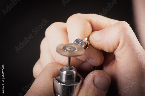Obraz Dibond Goldsmith w pracy