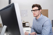 © contrastwerkstatt - kompetente mitarbeiter schaut auf computer