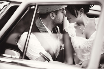 Wall Mural - Wedding couple in car