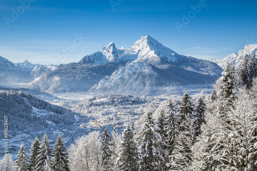 Naklejka na szybę Town of Berchtesgaden with Watzmann mountain in winter, Bavaria