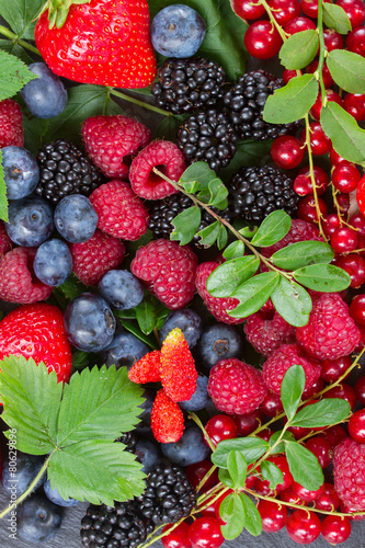 Naklejka na szybę ripe of fresh berries