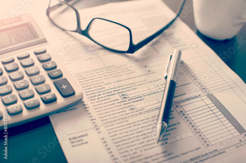 Cuadros en Lienzo Individual income tax return form,