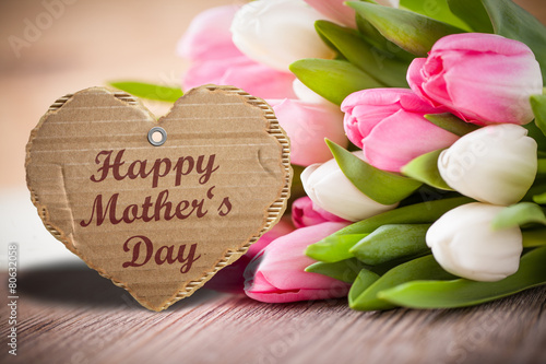 Fototapeta na wymiar Kartka na dzień matki z sercem i tulipanami