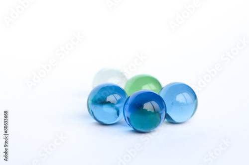 Fotografía Billes de verre bleu, vert et transparente 1