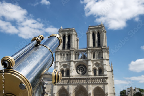 Plakat Lornetka turystyczna w Notre Dame de Paris