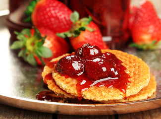 Canvas Print - Wafers with strawberry jam and berries on tray close up