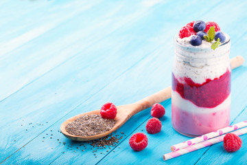 Wall Mural - Smoothie mit Chia Pudding