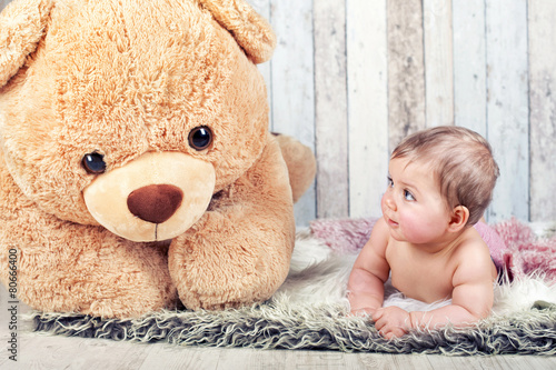 Obraz Dibond Freundschaft - Baby und Teddy