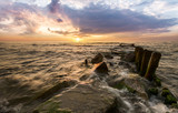 Fototapeta Fototapety z morzem do Twojej sypialni - Piękny zachód słońca nad  morzem