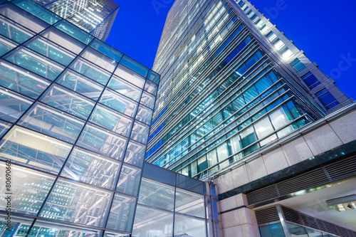 szklane-biurowce-w-dzielnicy-canary-wharf-w-godzinach-wieczornych