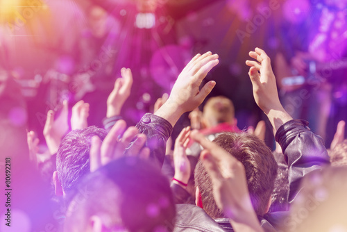 Fotografía Fans Applauding To Music Band Live Performing on Stage