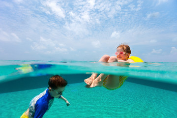 Canvas Print - Kids having fun swimming on summer vacation