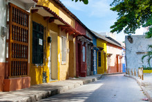 Hermosas Calles Y Fachadas De Las Casas Coloniales De La Ciudad Amurallada De Cartagena De Indias En Colombia. Calle Colorida En Getsemaní