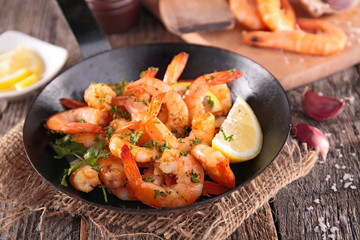 Wall Mural - fried shrimp with parsley