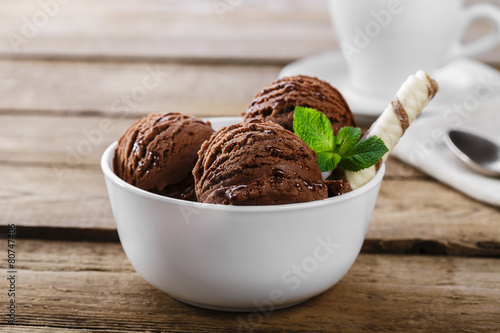 Fotografía Café bola de helado de chocolate en un tazón