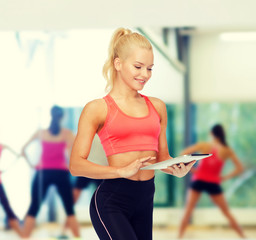 Canvas Print - smiling sporty woman with tablet pc computer