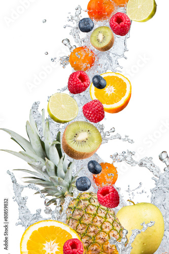 Obraz w ramie Water splash with fresh fruits