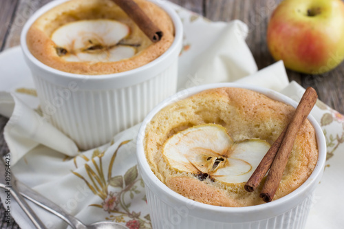 Láminas Soplo de manzana dulce con rodaja de manzana y canela