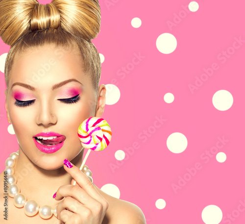 Beauty fashion model girl eating colorful lollipop Tableau sur Toile