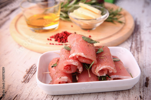 Fotografía involtini di maiale con formaggio e prosciutto