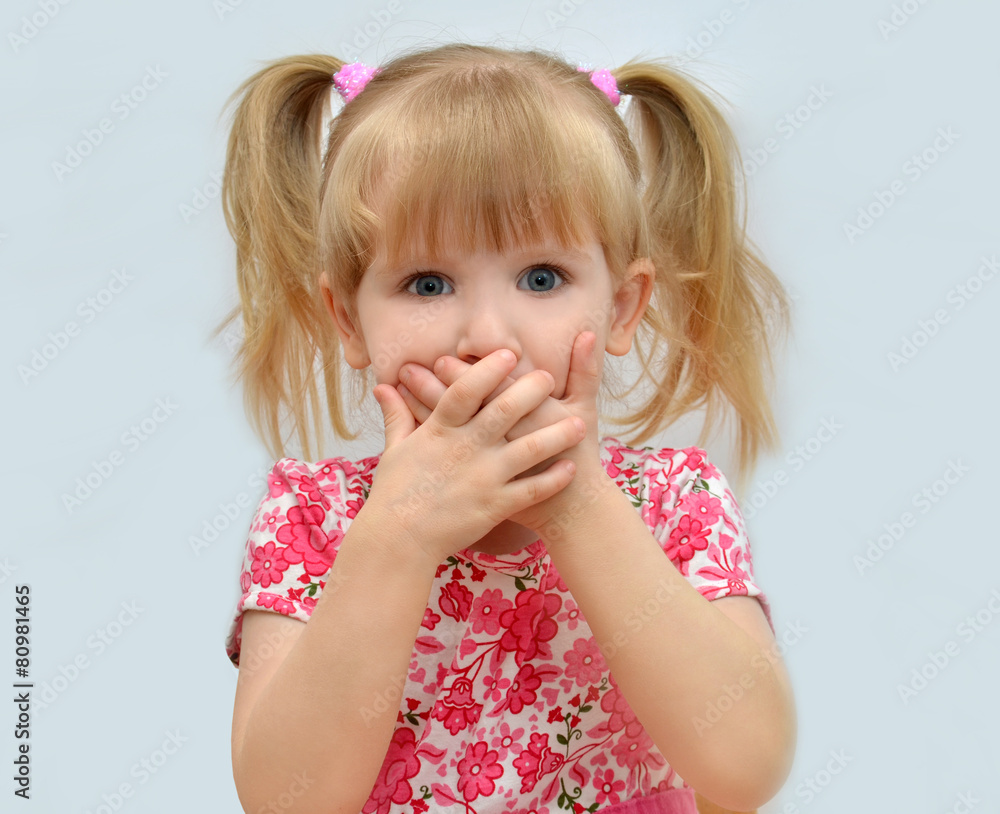  мальчик рот ребёнок закрыл рот руками Stock Photo | Adobe Stock