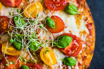 Canvas Print - Pizza with tomatoes and basil