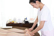 © sunabesyou - フットマッサージをするエステティシャン