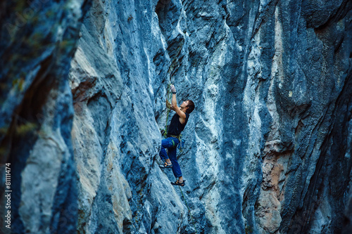 Cuadros en Lienzo Rock climber climbing up a cliff