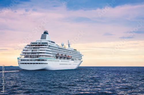Cuadros en Lienzo Big cruise ship in the sea at sunset