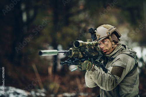 Fotomural armed man in camouflage with sniper gun