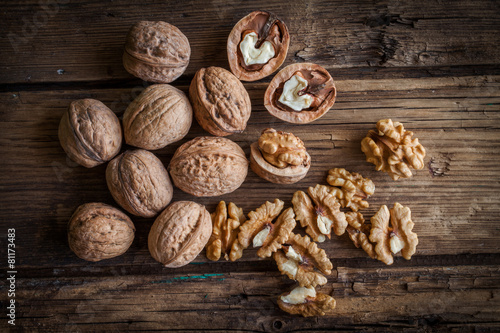 Fotografía Walnut kernels and whole walnuts
