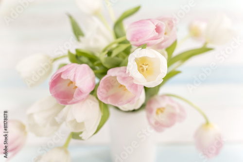 Plakat na zamówienie Tulpenstrauß rosa und weiss auf einem Holztisch