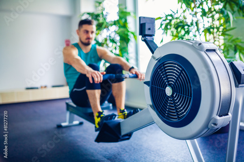 Fotografie, Obraz Crossfit instruktor v posilovně dělat cvičení Rowing