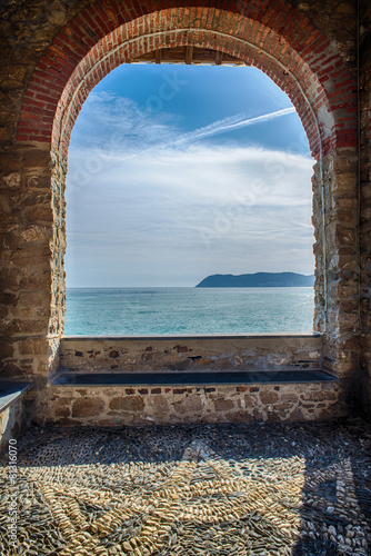 widok-na-morze-z-zabytkowego-starego-okna