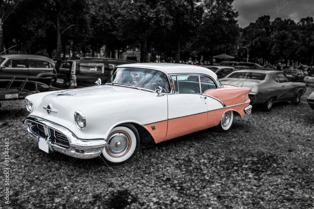 bialy-retro-samochod-oldtimer-na-zlocie-aut
