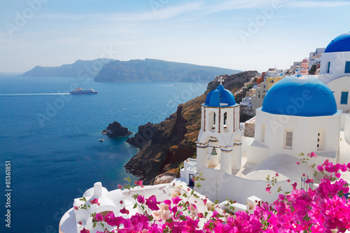 Tapeta ścienna na wymiar view of caldera with blue domes, Santorini