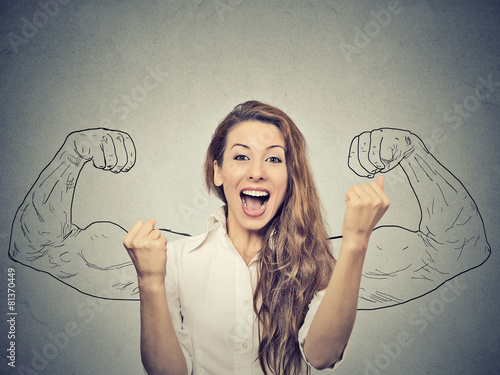 Fotografía happy woman exults pumping fists ecstatic celebrates success
