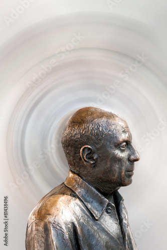 Fotomural Metallbüste des berühmten Malers Pablo Picasso