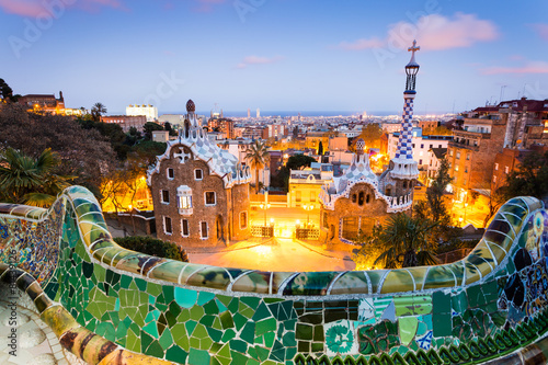 Plakat na papierze fotorealistycznym Barcelona, ​​park guell po zachodzie słońca