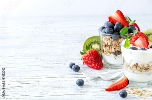 Fotografía Healthy breakfast with muesli in glass, fresh berries and yogurt